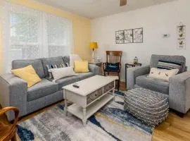 Cozy Bee Hive- Cheerful Stay Near Town