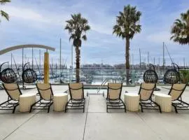 The Blossom-Modern 1BR Getaway in Marina Walk to Water&Restaurants