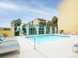 The Blossom-Modern 1BR Getaway in Marina Walk to Water&Restaurants