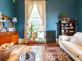3 Bed Newark Home with Grand Ceilings & Cozy Vibes