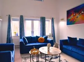 Grandeur at Kennedy-Elegant Getaway-5 Bedrooms- Sleeps 9-WiFi- Parking