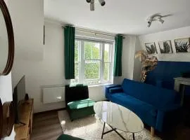 Modern 2-Bed High Wycombe Apartment - Near Train and Town - Parking Available