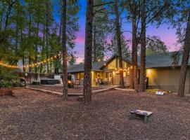 Pine-Time Retreat Near Downtown with Hot Tub!, hotel in Flagstaff