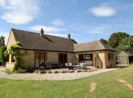 Bourton-on-the Water Cottage, Walk to Village, Firepit