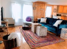 Sunny & Open 2 Bdrm - Close to Stowe Village, Shopping, Mtn Views!, помешкання з кухнею у місті Стоу