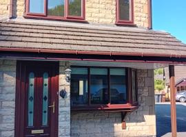 Woodbrook 2 bedroom, hotel v destinaci Whaley Bridge