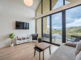 Pondside Cabin - Sauna - Terrace - Near Wake Park, hotel in Kiauleikiai