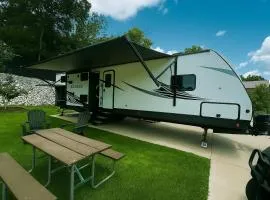 The Kodiak-Walk to Oaklawn & Bathhouses Downtown Hot Springs