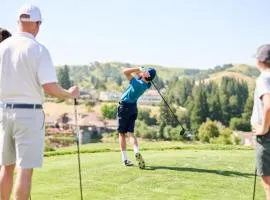 5 Beds Luxury Retreat on Golf Course