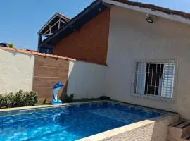 Casa com churrasqueira e piscina