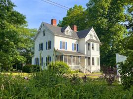 Charming Three Bedroom Retreat House, hotel din Saugerties