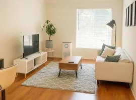 LA Koreatown Nest House - Modern, Free Parking, Pool and Sauna, No Cleaning Fee