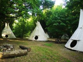 grand tipi traditionnel pour 2 à 5 personnes, hotel a Montbrun