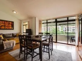 CR MARIPOSA RENTALS lakeview, spacious penthouse with office, pool, gym, Jacuzzi