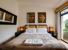 CR MARIPOSA RENTALS lakeview, spacious penthouse with office, pool, gym, Jacuzzi