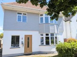 4-Bed Home, 5 min Walk to the Beach
