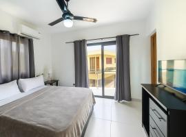 Modern Apartment 2 bedroom Apartment with WIFI and Private Parking