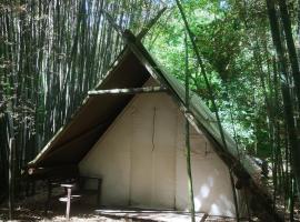 tente de trappeur au camping les cournoulises 2 à 4 personnes, hotel v destinaci Montbrun