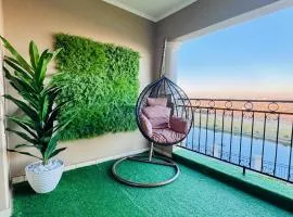 Luxury Lakeview Stay With Workspace