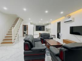 Golden Palm Apartment with overlooking view, Ferienwohnung in Port Vila