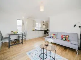 Central Woking Retreat - Two-bed flat with parking