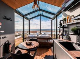 Panorama Glass Lodge WEST, hotel v destinaci Akranes