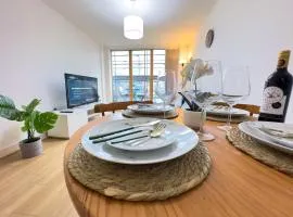 Stylish City Centre Flat - Balcony and Parking