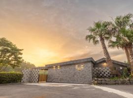 Jeju BunkerHotel&Resort, hótel í Seogwipo
