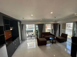 Spacious 1BR with kitchen, Pool, Near Beach, Bars & Eats,gym near by