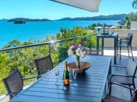 Waves 6 on Hamilton Island by HIHA