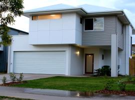 Petrie Beach Holiday Home, cottage in Mackay