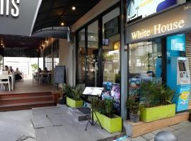 White House Asoke Sukhumvit 18, hotel a Bangkok