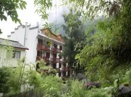 Alley Mountain View Garden Hotel