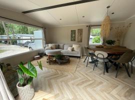 Wild Flower Wellness met privé Sauna en Hot Tub in prachtige tuin met overkapping, spa hotel in Hoenderloo