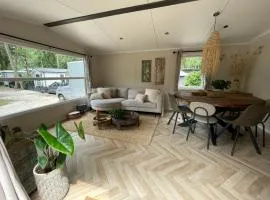 Wild Flower Wellness met privé Sauna en Hot Tub in prachtige tuin met overkapping