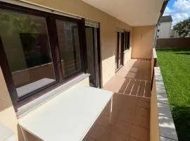 Modernes Apartment mit Balkon und Aussicht