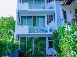 Lourdes Inn, hotel ob plaži v Negombu
