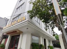 Bốn Mùa Hotel