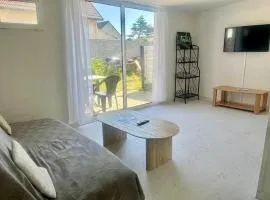 Maisonnette, à 50m de la mer avec terrasse