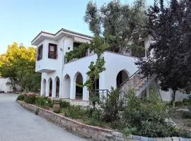 Kuşadası'nda Özel Havuzlu Kiralık Büyük Villa