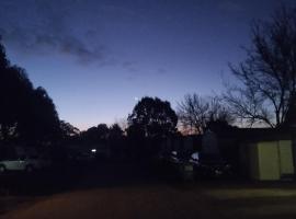 Stay in a tent in beautiful Jindabyne !, hotel v destinaci Jindabyne