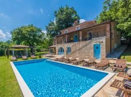 Villa Lord House, a fenced garden & pool Villa, ideal for groups