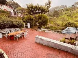 The Heritage manor l on mall road Kasauli l Private Lawn l 2 Min walk to heritage market