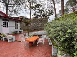 The Heritage manor l on mall road Kasauli l Private Lawn l 2 Min walk to heritage market, self catering accommodation in Kasauli