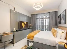 Vogue MAG318 Downtown Dubai with Skyline and Pool View, Steps to Burj Khalifa and Dubai Mall, Amazing Pool & Gym Access