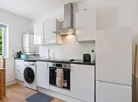 stylish three bedroom apartment newly renovated with brand furnitures Strategically located at Cowley road oxford a walking distance to city centre