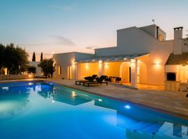 HelloAPULIA - Luxury Villa with saltwater pool, hotel v destinaci Antonelli