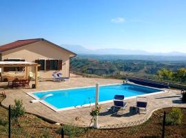 Modern villa with panoramic view, ξενοδοχείο σε Atri