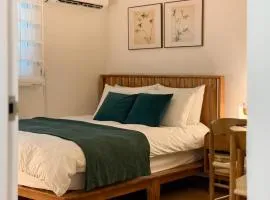 홍대입구역 3번출구 3분거리, 짐보관 무료, 합법숙소