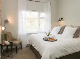 Pass the Keys The Cabin Dog Friendly Haven with Hot Tub Sleeps 4
